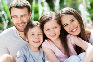 Quali Vantaggi Offre La Polizza Vita Di Intesa San Paolo 9 famiglia felice che sorride insieme allaperto