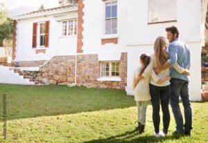 Conviene Comprare Casa Senza Mutuo Vantaggi e Svantaggi Quali Sono 36 famiglia felice davanti a casa di proprieta