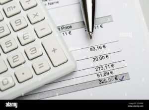 fattura cartacea con penna e calcolatrice