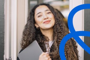 Quali Sono Gli Obblighi Per La Fattura Elettronica In Italia 9 fatture elettroniche su computer con simboli italia