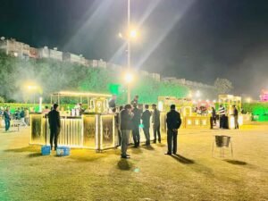 festa allaperto con bancarelle e registratore