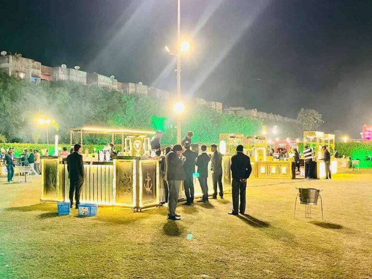 festa allaperto con bancarelle e registratore