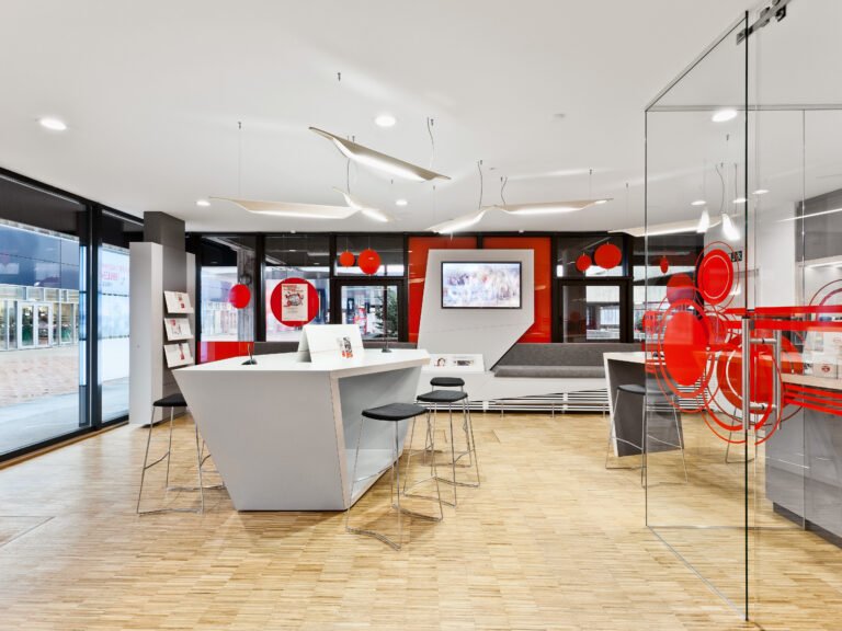 Finom Che Banca È e Quali Servizi Offre ai Clienti 2 filiale bancaria moderna con cliente e consulente