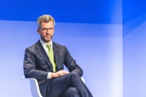 Fineco: Che Tipo Di Banca È E Quali Servizi Offre Ai Clienti 14 filiale fineco con clienti che parlano consulente