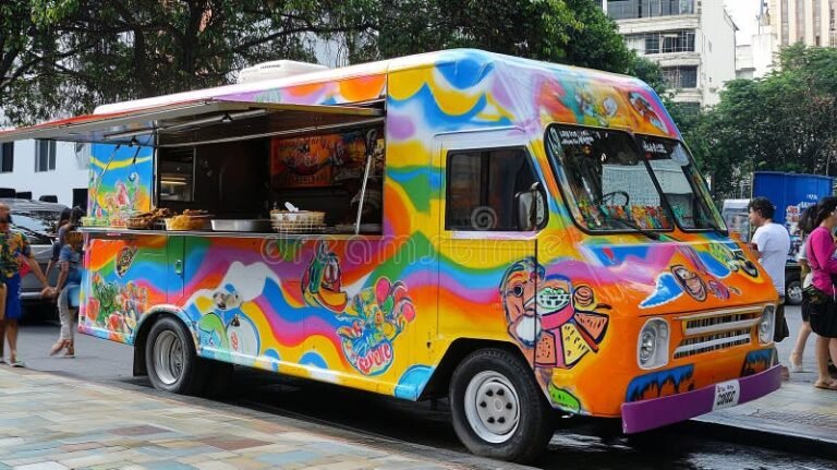 Quanto Costa Avviare un Food Truck e Quali Sono le Spese Principali 2 food truck colorato in citta affollata