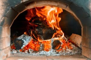 Come Aprire una Pizzeria d'Asporto: Quali Passi Seguire per Iniziare 21 forno a legna acceso in pizzeria tradizionale