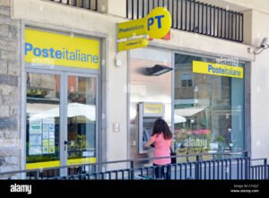 foto di un ufficio postale italiano con clienti