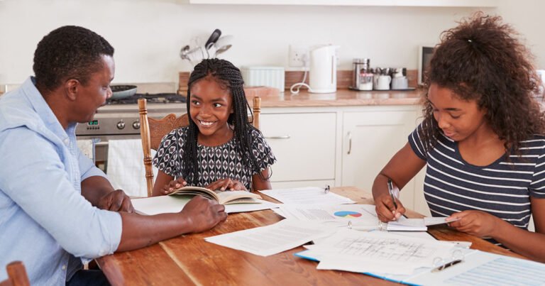 Come Aprire un Conto Corrente Intestato a Minorenni in Banca 2 giovane adolescente in banca con genitori