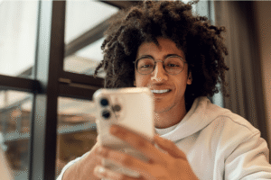 giovane adulto che apre conto in banca