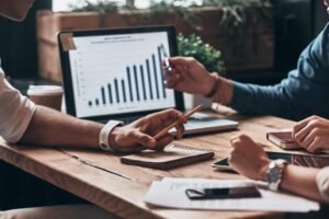 Quali Opzioni Di Prestiti Sono Disponibili Per Giovani Senza Busta Paga 26 giovane che consulta opzioni finanziarie online