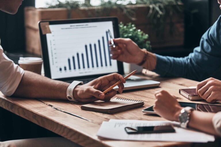 Quali Opzioni Di Prestiti Sono Disponibili Per Giovani Senza Busta Paga 19 giovane che consulta opzioni finanziarie online