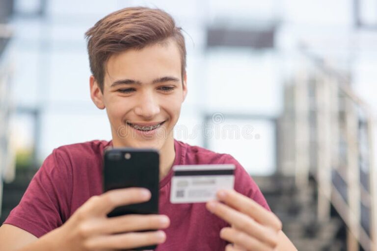 Cos'è Bancoposta Start Giovani e Come Funziona il Conto per Under 30 2 giovane che usa smartphone con carta bancaria