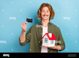 giovane con carta bancaria intesa sanpaolo sorridente