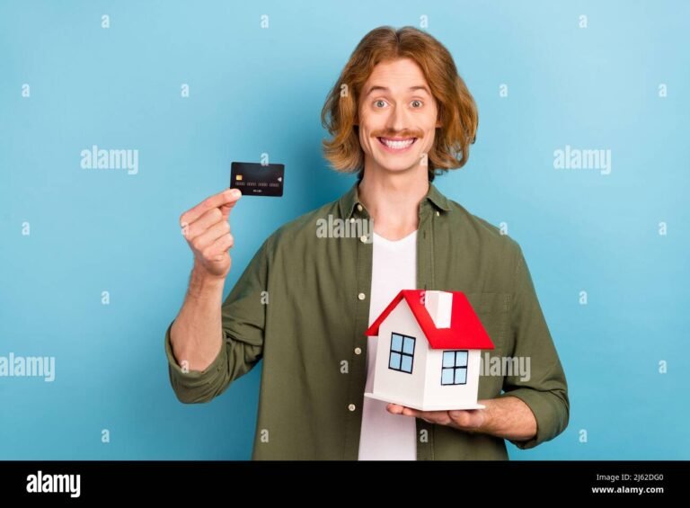 Cos’è la Carta Giovani Intesa San Paolo e Come Attivarla 39 giovane con carta bancaria intesa sanpaolo sorridente