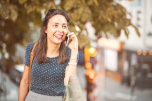 Cos'è TikTok Italia e Come Sta Influenzando il Social Media Locale 48 giovani italiani che usano smartphone sorridenti