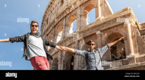 Come Trovare Lavoro a Roma Senza Esperienza: Quali Opportunità Ci Sono 8 giovani professionisti felici davanti al colosseo