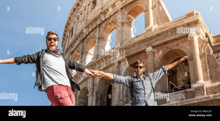 Come Trovare Lavoro a Roma Senza Esperienza: Quali Opportunità Ci Sono 2 giovani professionisti felici davanti al colosseo