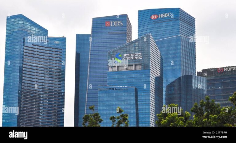 grandi grattacieli finanziari con loghi di fondi
