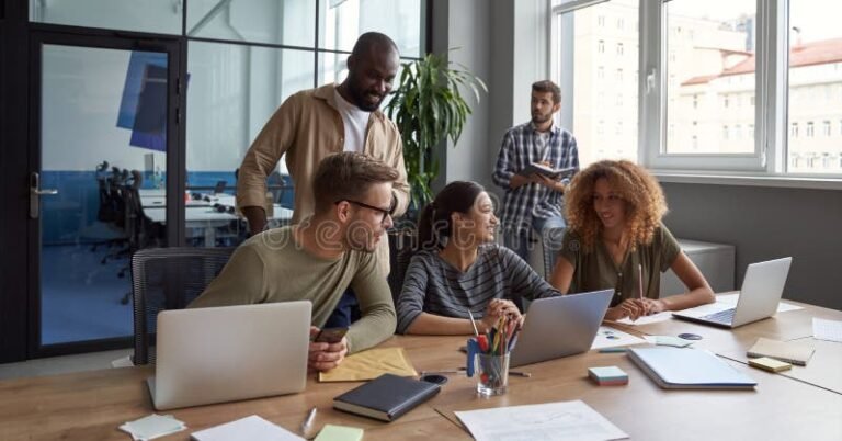 gruppo di persone che collaborano felici insieme