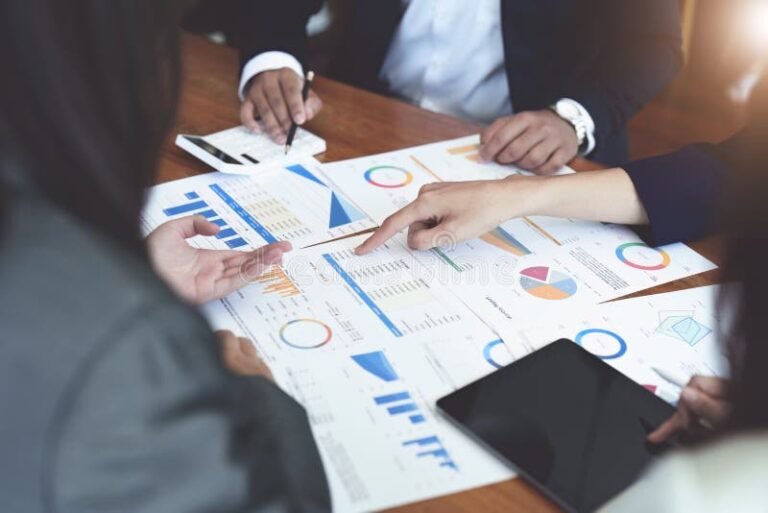 gruppo di persone che discutono investimenti