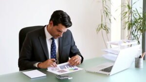 imprenditore al lavoro con documenti aziendali