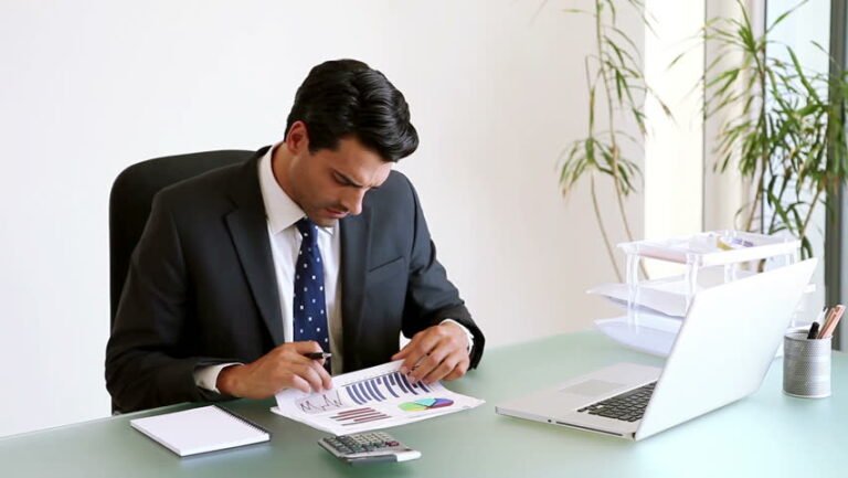 Cos'è una Srl con Socio Unico e Come Funziona 2 imprenditore al lavoro con documenti aziendali