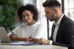 Come Aprire Una Partita IVA con BPER Banca 13 imprenditore che firma contratto in banca moderna