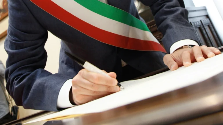 Quali Requisiti Servono per Aprire un'Attività in Italia 2 imprenditore che firma documenti con bandiera italiana