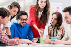 Che Cosa È Una Startup E Come Funziona Nel Mondo Imprenditoriale 14 imprenditore che presenta idea a un team creativo