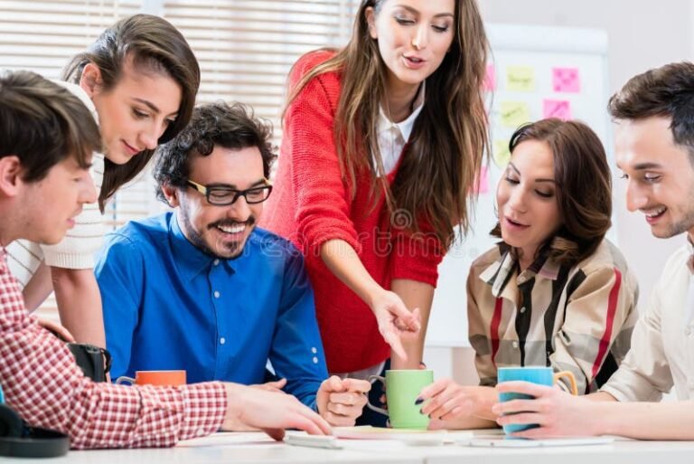 Che Cosa È Una Startup E Come Funziona Nel Mondo Imprenditoriale 2 imprenditore che presenta idea a un team creativo