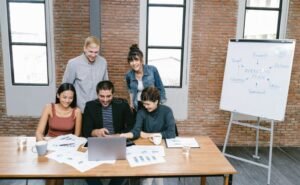 imprenditore che presenta progetto a team startup