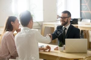 imprenditore che stringe mano a finanziatore solidale