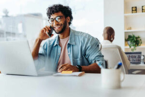 imprenditore che utilizza laptop in ufficio moderno