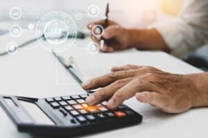 imprenditore con calcolatrice e documenti fiscali