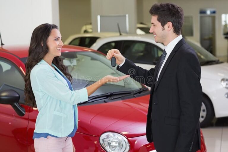 imprenditore felice con chiavi auto nuove