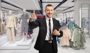 Come Ottenere la SCIA per Aprire un'Attività Commerciale Senza Problemi 6 imprenditore felice con documenti e negozio