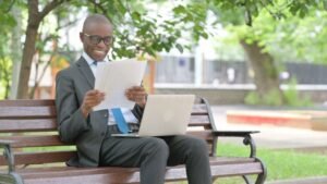 imprenditore felice con laptop e documenti