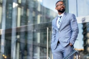 imprenditore felice davanti al negozio moderno