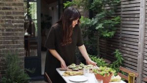 Come Avviare e Gestire una Small Business in Italia con Successo 42 imprenditore italiano in negozio accogliente