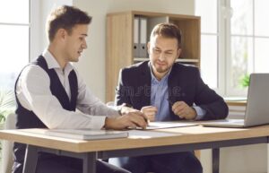 imprenditori che firmano un accordo in ufficio