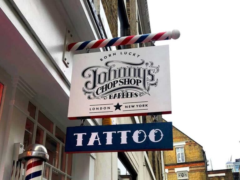 Dove si trova il Supreme Barber Shop Alberone e quali servizi offre 2 insegna esterna negozio barbiere con clienti