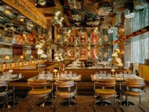 interno bar con arredamento creativo e funzionale