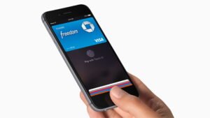 Come si Usa Apple Pay per Pagamenti Sicuri e Veloci su iPhone 8 iphone con apple pay in azione al negozio