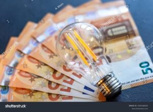 Come Attivare La Domiciliazione Bancaria Con Enel Per Pagare Le Bollette 7 lampadina accesa con banconote e carta bancaria