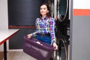 Come Aprire Una Lavanderia a Gettoni: Guida Completa e Consigli 11 lavanderia a gettoni con clienti sorridenti