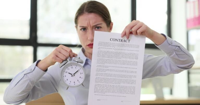 Qual è la paga minima prevista dal contratto a chiamata in Italia 6 lavoratore con orologio e contratto in mano