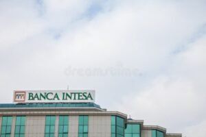 logo intesa sanpaolo su edificio bancario