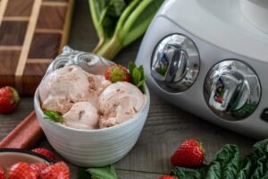 maestro gelataio che prepara gelato artigianale
