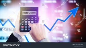 mani che calcolano interessi con calcolatrice