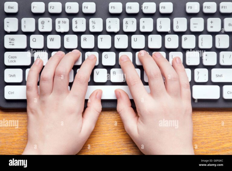 Come Si Crea il Codice Fiscale e Quali Sono i Passaggi Necessari 42 mani che digitano su tastiera computer